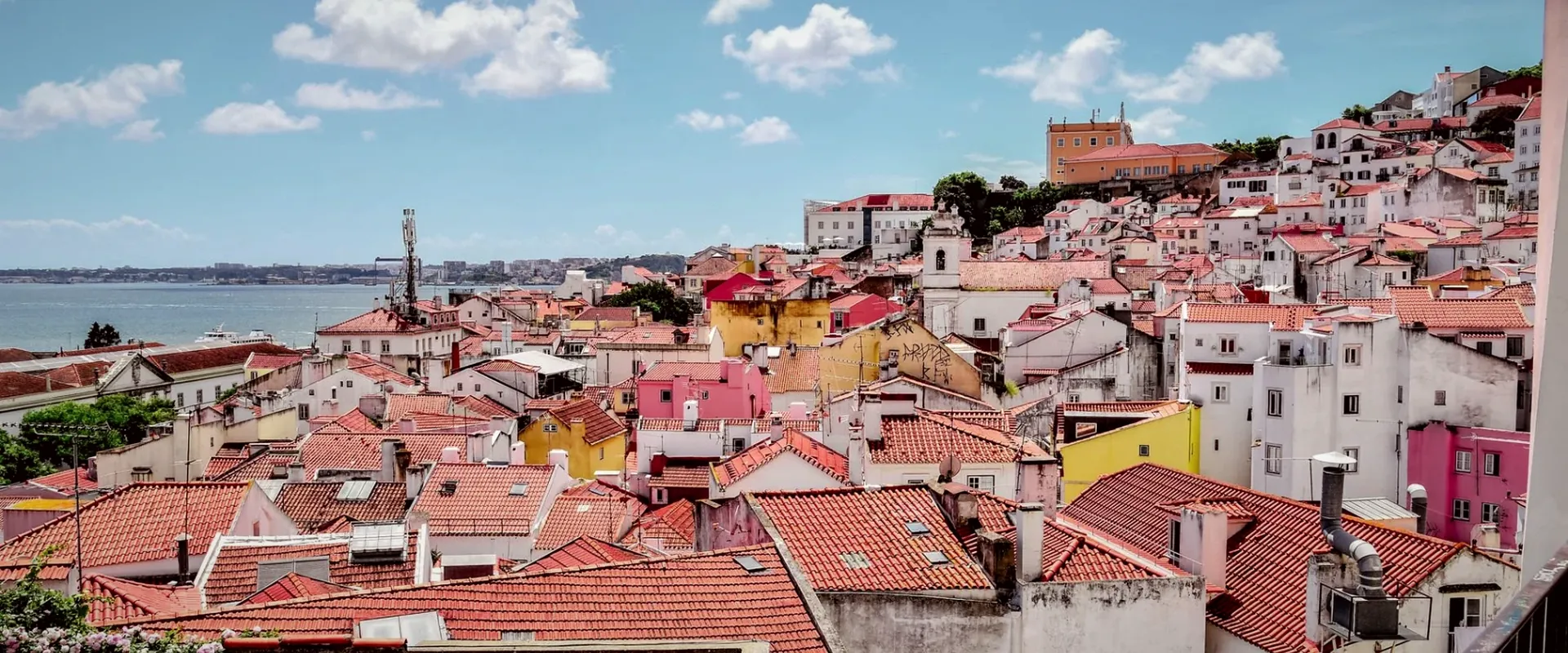Telhados de Lisboa sobre o rio Tejo