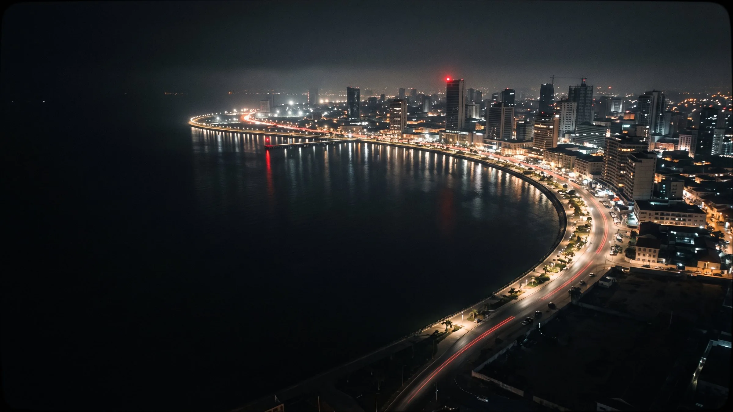 A baía de Luanda ao anoitecer, com as luzes da cidade refletidas na água