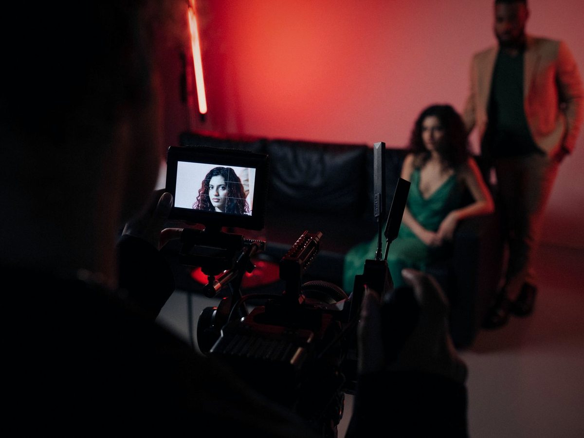 Uma filmagem de campanha sob luz vermelha, com a artista no monitor da câmara